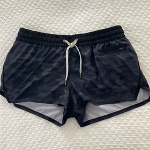 Vuori Clementine Shorts size medium CAMO BLACK